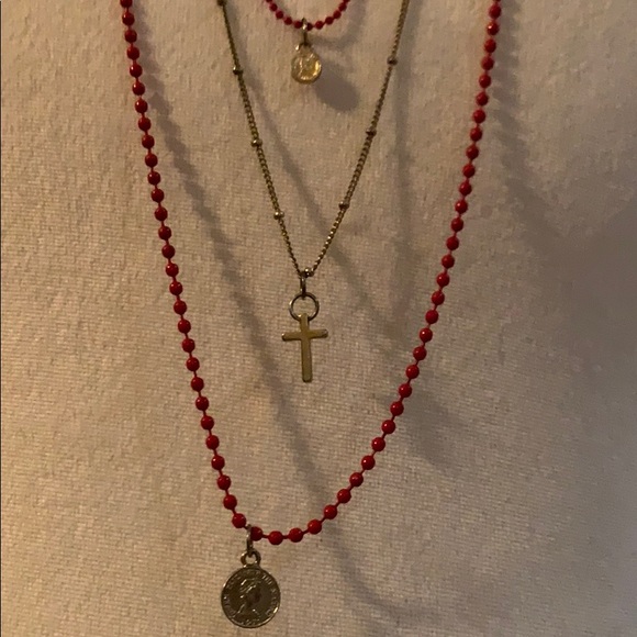 A super cute red with gold detailing necklace - Picture 3 of 3